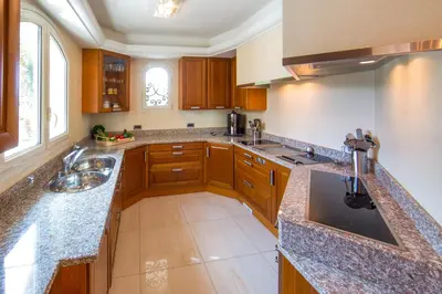 Cuisine ou kitchenette dans l'établissement Stunning Villa with Large Pool, Billiard room and Mini-golf