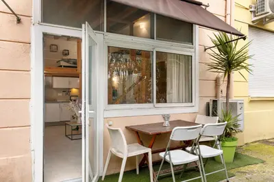 Terrasse ou espace extérieur de l'établissement Magnifique studio Hypercentre Trains Plages au cœur de Golfe-Juan