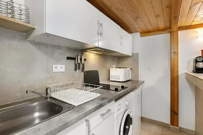 Cuisine ou kitchenette dans l'établissement Magnifique studio Hypercentre Trains Plages au cœur de Golfe-Juan