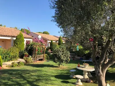 Jardin de l'établissement Appartement 2 pièces au cœur du Cap d'Antibes