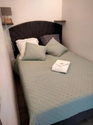 Un ou plusieurs lits dans un hébergement de l'établissement 10mm a pied des plages, appartement olympe climatisé