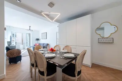 Coin salon dans l'établissement 3-Br apartment in the Golden Square