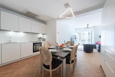 Cuisine ou kitchenette dans l'établissement 3-Br apartment in the Golden Square