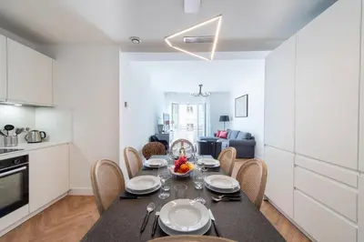 Cuisine ou kitchenette dans l'établissement 3-Br apartment in the Golden Square