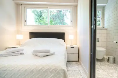Un ou plusieurs lits dans un hébergement de l'établissement 2-Bedroom Apartment Pointe Croisette Peaceful Walk to the Beach