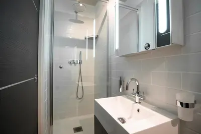 Salle de bains dans l'établissement 2-Bedroom Apartment Pointe Croisette Peaceful Walk to the Beach