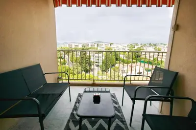 Balcon ou terrasse dans l'établissement Le Tamaris - Terrasse Vue sur Mer - Piscine, Tennis & Jardin