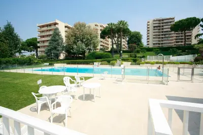 Piscine de l'établissement Le Tamaris - Terrasse Vue sur Mer - Piscine, Tennis & Jardin ou située à proximité