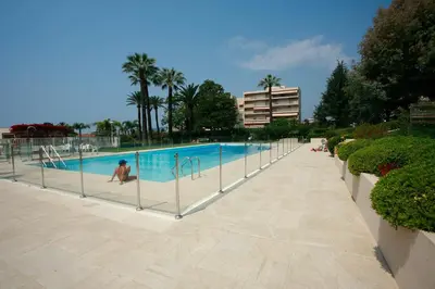 Piscine de l'établissement Le Tamaris - Terrasse Vue sur Mer - Piscine, Tennis & Jardin ou située à proximité