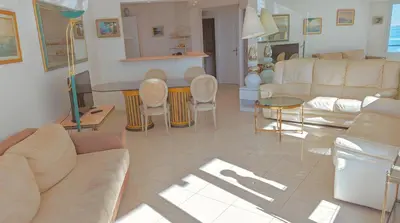 Coin salon dans l'établissement Ref ILES - Palmes d'Or Properties