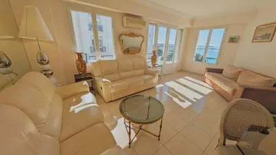 Coin salon dans l'établissement Ref ILES - Palmes d'Or Properties