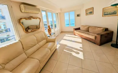 Coin salon dans l'établissement Ref ILES - Palmes d'Or Properties