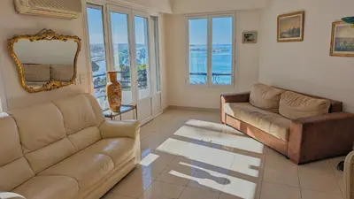 Coin salon dans l'établissement Ref ILES - Palmes d'Or Properties