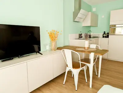 Cuisine ou kitchenette dans l'établissement Les Beaux Jours - Calm & Sunny balcony
