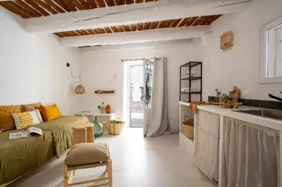 Coin salon dans l'établissement Vieil Antibes, plage de sable, avec parking