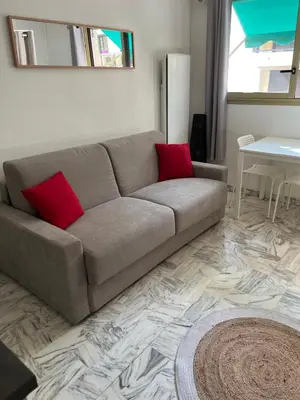 Coin salon dans l'établissement Studio meublé proche plages et vieille ville