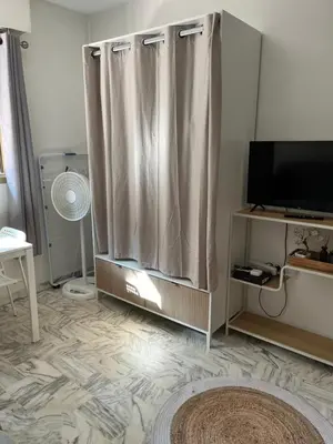 Télévision ou salle de divertissement dans l'établissement Studio meublé proche plages et vieille ville