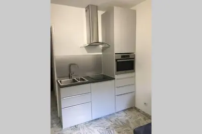 Cuisine ou kitchenette dans l'établissement Studio meublé proche plages et vieille ville
