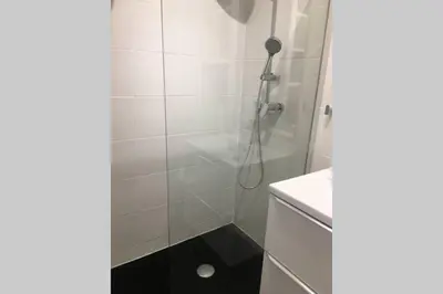 Salle de bains dans l'établissement Studio meublé proche plages et vieille ville