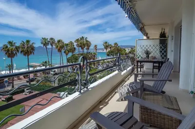 Vue générale sur la mer ou vue sur la mer prise depuis l'appartement