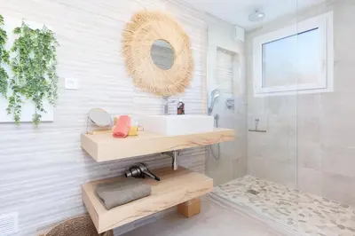 Salle de bains dans l'établissement L'Aiglon SCLS - Clim, Wifi, Parking, Vue mer