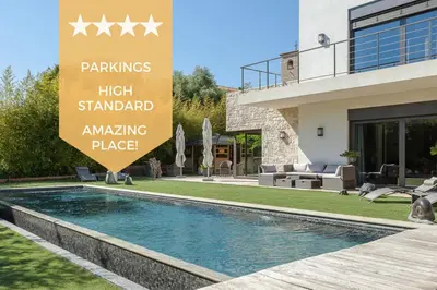 Piscine de l'établissement Villa in Juan-Les-pins with heated pool ou située à proximité