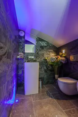 Salle de bains dans l'établissement Villa in Juan-Les-pins with heated pool