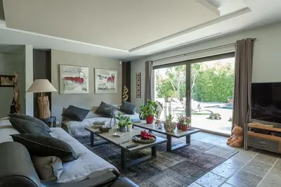 Télévision ou salle de divertissement dans l'établissement Villa in Juan-Les-pins with heated pool