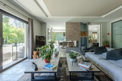 Télévision ou salle de divertissement dans l'établissement Villa in Juan-Les-pins with heated pool
