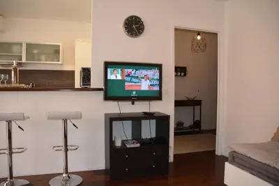 Télévision ou salle de divertissement dans l'établissement Grand studio climatisé proche plages Juan les pins
