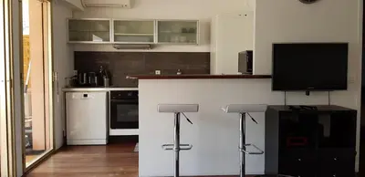 Cuisine ou kitchenette dans l'établissement Grand studio climatisé proche plages Juan les pins