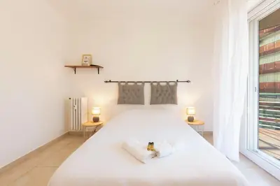 Un ou plusieurs lits dans un hébergement de l'établissement Robert Soleau bright design flat center of Antibes