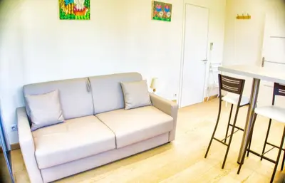 Coin salon dans l'établissement Cannes charming studio 50 meters from the beach !!