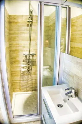 Salle de bains dans l'établissement Cannes charming studio 50 meters from the beach !!