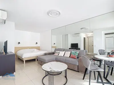 Télévision ou salle de divertissement dans l'établissement Appartements de Standing Cannes Centre