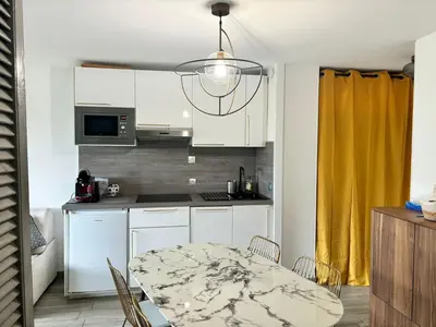Cuisine ou kitchenette dans l'établissement 4 pers , 100m de la plage marina baie des anges French Riviera