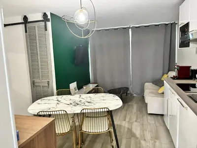 Cuisine ou kitchenette dans l'établissement 4 pers , 100m de la plage marina baie des anges French Riviera