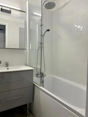 Salle de bains dans l'établissement 4 pers , 100m de la plage marina baie des anges French Riviera