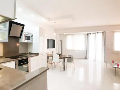Cuisine ou kitchenette dans l'établissement 2 pièces Luxueux en face du Martinez et Croisette