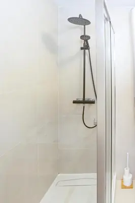 Salle de bains dans l'établissement Bel appartement (2p) en plein Centre d’Antibes