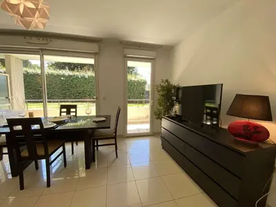Télévision ou salle de divertissement dans l'établissement Appartement 3P avec Terrasse et Garage, à 10min des Plages de Juan-les-Pins - FR-1-252-171