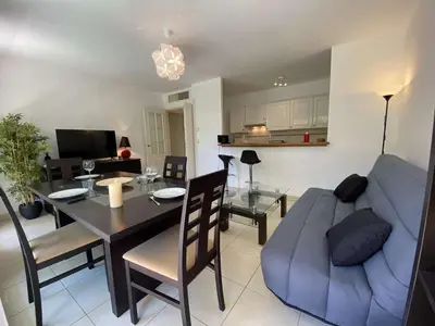 Coin salon dans l'établissement Appartement 3P avec Terrasse et Garage, à 10min des Plages de Juan-les-Pins - FR-1-252-171