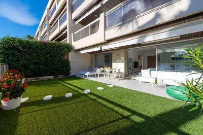 Jardin de l'établissement 2-Br Luxury Apartment with Sea View and Pool