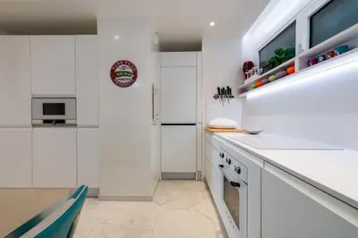 Cuisine ou kitchenette dans l'établissement 2-Br Luxury Apartment with Sea View and Pool