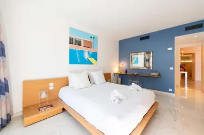 Télévision ou salle de divertissement dans l'établissement 2-Br Luxury Apartment with Sea View and Pool