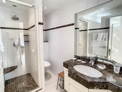 Salle de bains dans l'établissement Studio luxueux et spacieux avec terrasse
