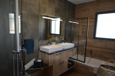 Salle de bains dans l'établissement Les villas du Golf Mougins