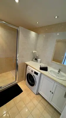 Salle de bains dans l'établissement T2 appartement Golfe Juan 47m2 plages et port