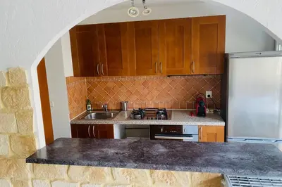 Cuisine ou kitchenette dans l'établissement T2 appartement Golfe Juan 47m2 plages et port