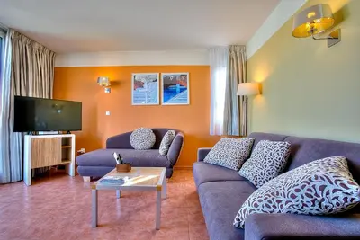 Télévision ou salle de divertissement dans l'établissement Appartement Port Prestige - terrasse - piscine - parking